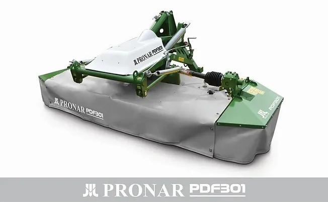 Produktbilde av grønn og grå Pronar PDF301 slåmaskin isolert på hvit bakgrunn.