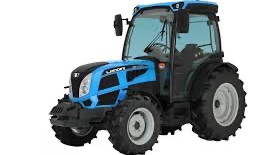 En grønn traktor med rundballepakker som pakker høyballer i plast ute på et jorde.