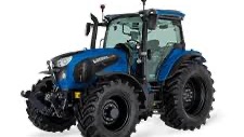 En grønn traktor med rundballepakker som pakker høyballer i plast ute på et jorde.
