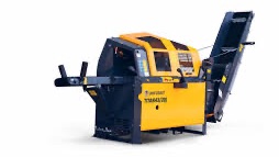 Rød traktor med slåmaskin står på en eng med nyslått gress en solrik dag.
