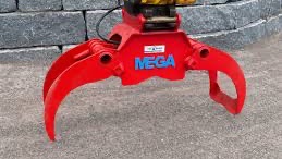 Rød traktor med slåmaskin står på en eng med nyslått gress en solrik dag.
